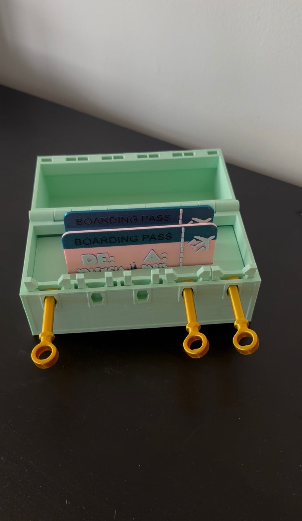 Cofre con tarjetas de embarque